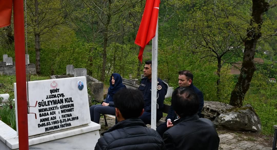 ŞEHİT SÜLEYMAN KUL MEZARI BAŞINDA ANILDI