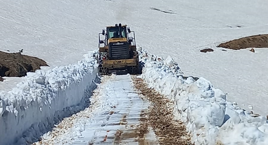 YAYLA YOLLARINDA KAR TEMİZLEME VE YOL GENİŞLETME ÇALIŞMALARI YAPILIYOR