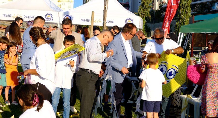 YAĞLIDERELİLER SEVGİ EVLERİNDE KALAN ÇOCUKLARI SEVİNDİRDİLER