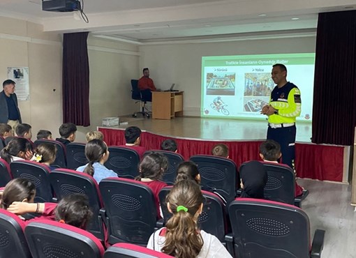 JANDARMADAN ÖĞRENCİLERE TRAFİK EĞİTİMİ