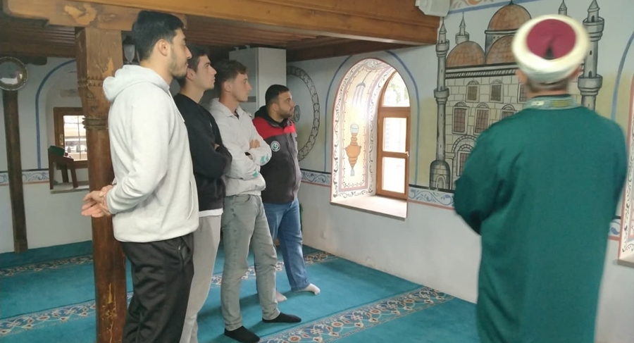 ÜNİVERSİTE ÖĞRENCİLERİ TUĞLACIK VE TEKKE KÖYLERİNİ ZİYARET ETTİLER