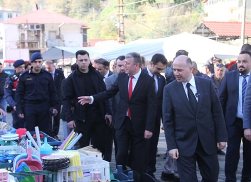 ÜÇTEPEDE PAZAR  ESNAFINI  VE BAŞKAN ÖZTÜRK