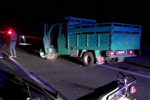 YAĞLIDEREDE MOTOSİKLET iLE KAMYONET ÇARPIŞTI : 2 ÖLÜ