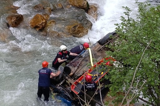 KARADOĞA YAYLA YOLUNDA KAZA: 2 ÖLÜ, 1 YARALI